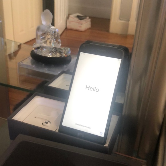 iPhone 8 Plus - Picture 3 of 3